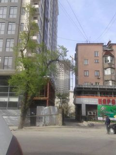 Соблюдаются ли стройнормы при строительстве здания на ул.Токтогула? - житель (фото)