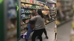 Коронавирус: В Австралии в супермаркете женщины подрались за рулон туалетной бумаги. <b>Видео</b>