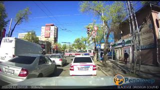Машина ГУОБДД не пропустила пешеходов на светофоре (видео)