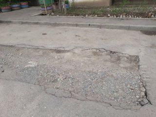 Житель столицы просит восстановить асфальт внутридворовой дороги в 7 мкр (фото)