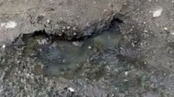 В селе Чон-Арык прорвало канализацию. Видео