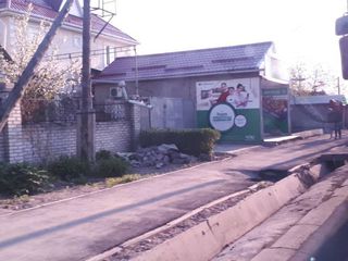 На участке улицы Фрунзе в Бишкеке просел тротуар