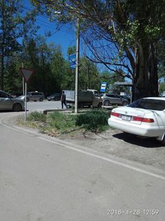 Житель: На участке ул.Лумумбы ежедневно машины паркуются на остановке и тротуарах (фото)
