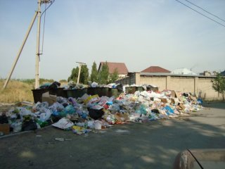 Читатель просит убрать мусор в микрорайоне Тунгуч-1 <b>(фото)</b>
