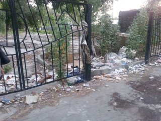 Вход с западной стороны в парк им. И. Панфилова завален мусором, - читатель <b>(фото)</b>