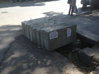 Читатель интересуется, зачем на Токтогула-Турусбекова лежат бетонные брусья <b>(фото)</b>