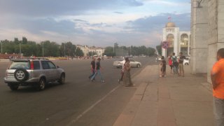 Читатель возмущен, что в выходной день на Площади Ала-Тоо, несмотря на ограничение движения после 19.30, проезжает множество машин <b>(фото)</b>