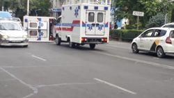 В центре Бишкека перевернулась машина Скорой помощи. Фото