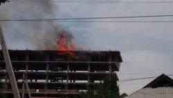 В Ак-Орго горит строящееся высотное здание. Видео очевидца