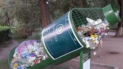 В парке Ататюрка скопился мусор в урне для пластика