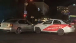 На Киевской столкнулись «Субару» и машина Namba Food. Видео с места аварии