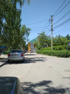 На улице Геологической в Бишкеке здание банка перегородило проезжую часть дороги