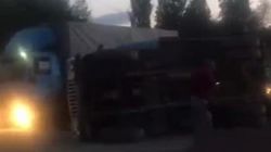 В Сокулуке грузовик выехал на строящуюся дорогу и перевернулся. Видео с места аварии