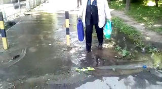 В 8 мкр вода арыка топит тротуар, - бишкекчанин (видео)