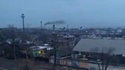 Из трубы одного из цехов на заводе имени Ленин идет черный дым, - горожанин