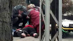 Медики пытаются реанимировать женщину на улице, однако она умерла. Видео