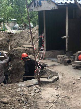 Госэкотехинспекция: Мебельный магазин перекопал улицу в центре Бишкека на основании ордера