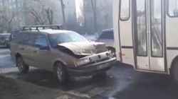 В Пишпеке «Пассат» врезался в пассажирский автобус. Видео