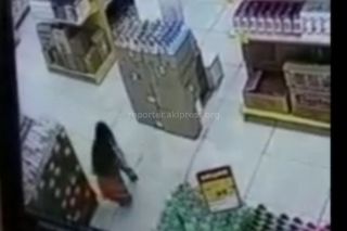 Видео — Парень выронил кошелек в супермаркете и просит отозваться нашедших