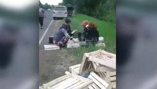 Видео — Грузовик с черешней из Нооката перевернулся в Хабаровске