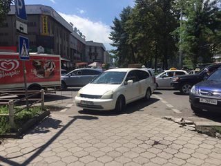 Водитель припарковался на пешеходном переходе возле «Бета Сторес»