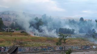Фото, видео — Пожар в южных микрорайонах Бишкека. Горит трава
