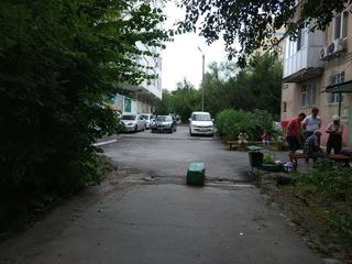 По улице Малдыбаева №36Б перекрыли внутридворовую дорогу. Законно ли?