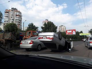Фото — «Хонда» перевернулась, столкнувшись с трактором