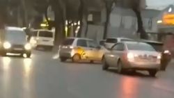 Водитель «Яндекс Такси» не подчинился патрульным и скрылся, нарушив ПДД. Видео