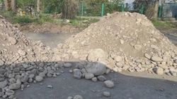 Почему при реконструкции дороги на ул.Левоневского используют большие камни? Фото горожанина