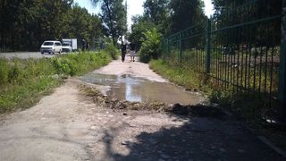 На пересечении улиц Ахунбаева и Элебаева арычная вода топит тротуар (фото, видео)