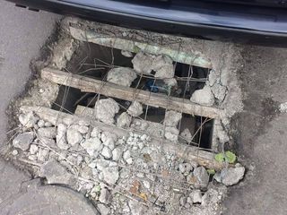 Когда заделают яму в асфальте на Курманджан Датки-Салиевой? (фото)