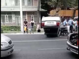 Видео — Три автомобиля столкнулись на Манаса-Фрунзе. Служебная машина милиции перевернулась