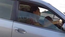 Женщина, ехавшая за рулем с ребенком на коленях, оштрафована, - УОБДД