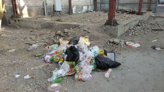 Местные жители выбрасывают мусор в неположенном месте на Ахунбаева-Руставели, - бишкекчанин