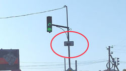 На Южной магистрали таблички о видеофиксации установлены на светофоре. Фото
