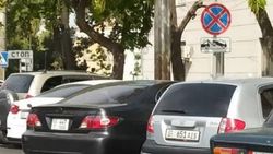 На Ибраимова машины паркуются под знаком «Парковка запрещена». Фото