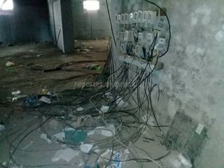 Житель Оша жалуется на открытую лифтовую шахту и оголенные провода в доме на улице Абакир уулу Торобека