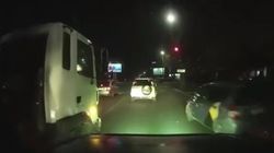 Грузовик поцарапал машину на перекрестке и скрылся с места ДТП. Видео