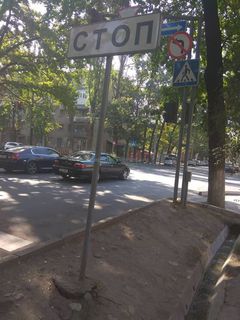 Вместо того, чтобы выпрямить дорожный знак на перекрестке Боконбаева-Логвиненко, под него поставили камень