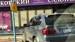 Водитель BMW X5 оштрафован на 1000 сомов за парковку на месте для инвалидов