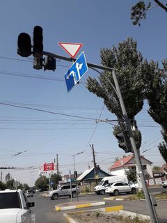На перекрестке Ахунбаева-Юнусалиева дорожный знак висит криво