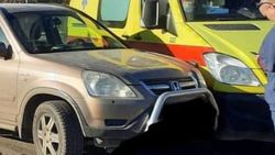 На Валиханова столкнулись «Хонда» и машина частной скорой помощи. Фото горожанина