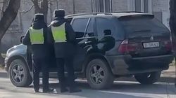 Патрульные отпустили тонированный BMW X5, у которого штрафов на 107 тыс. сомов. Видео