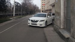 «Тойота Камри» припаркована на тротуаре на Айтматова. Фото
