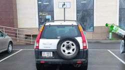 «Хонда CR-V» припаркована на месте для инвалидов. Фото