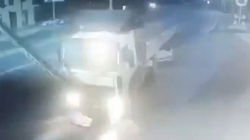 На ул.Анкара грузовик снес железный столб. Видео