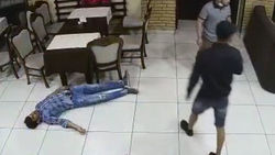 Избиение граждан Индии в кафе попало на <b>видео</b>