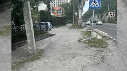 Горожанин жалуется на состояние тротуара по проспекту Ч.Айтматова
