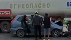 В Балыкчы легковушка залетела под бензовоз. Видео с места аварии